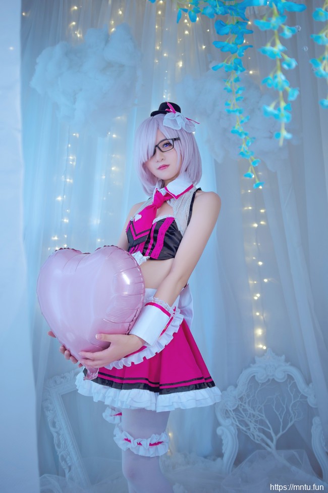 Amadeusu阿喵COS扮演Fate/Grand-Order白丝女仆玛修