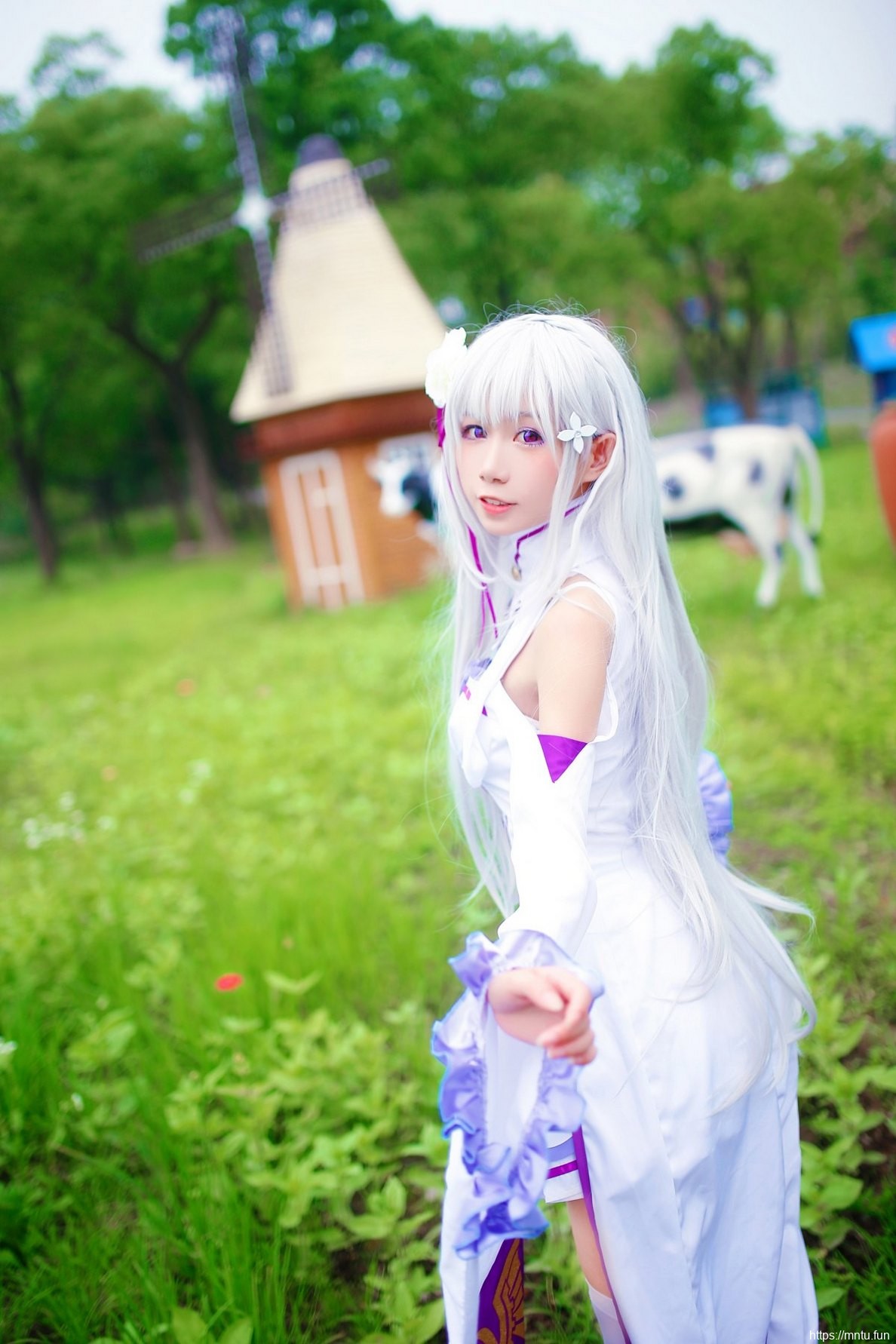 娇小萌妹cosplay动漫人物爱蜜莉雅让人心动