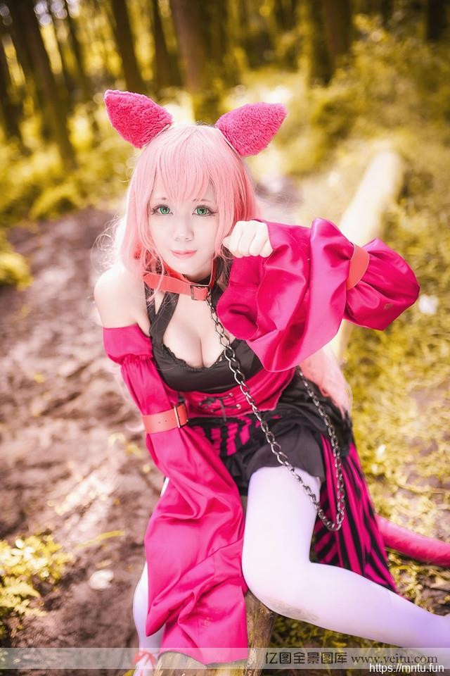 白皙女孩树林cosplay