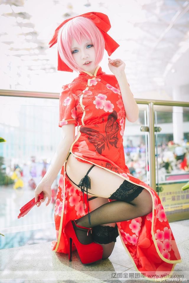 动漫展上的性感旗袍女孩COSPLAY