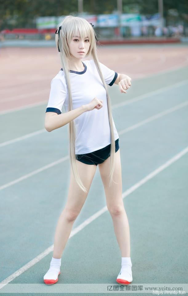 体操服美眉体育操场cosplay秀长腿