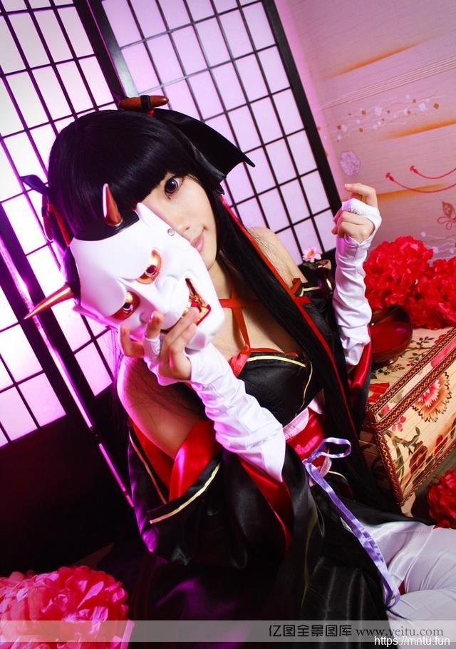 萌妹子上演捆绑红丝cosplay