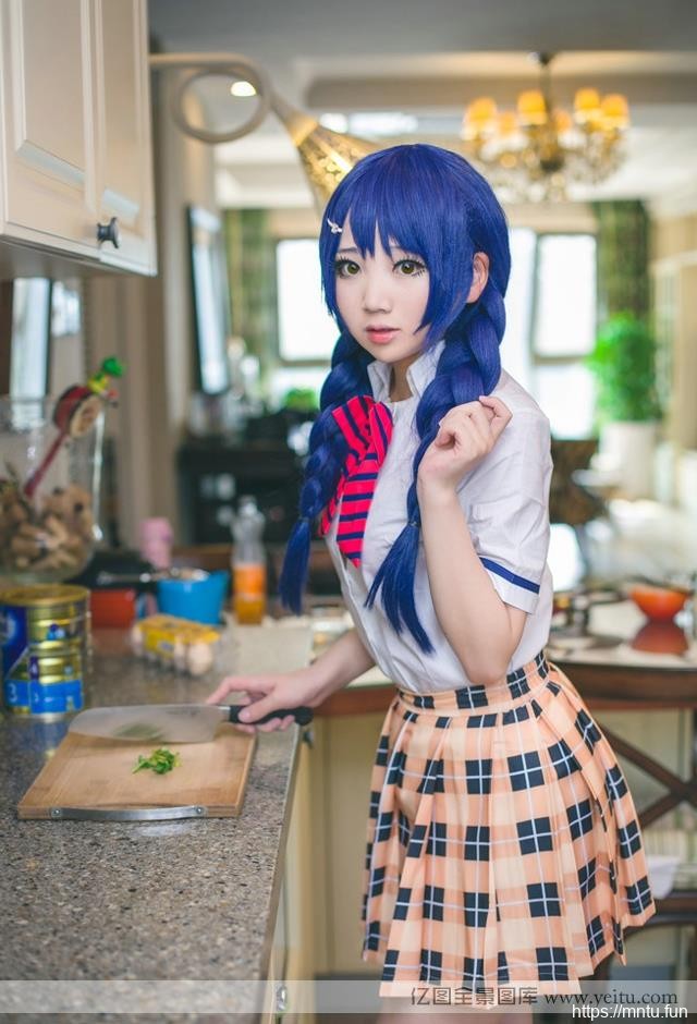 可爱圆脸萌妹子厨房cosplay制服诱惑