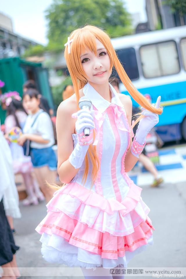 粉嫩女孩动漫展外cosplay采访