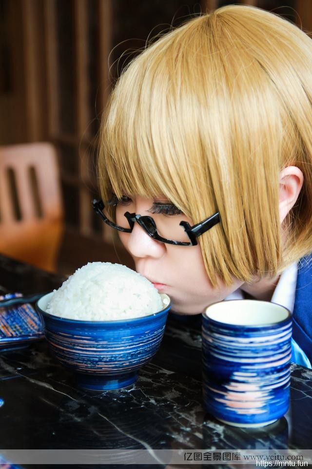 微胖制服短发美女室内cosplay