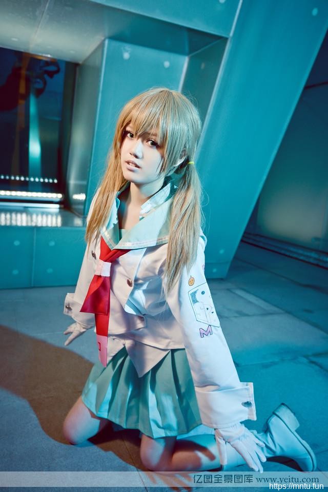 清纯学生妹身着校服另类COSPLAY