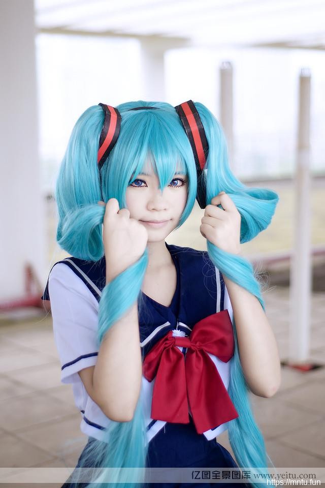 可爱清纯学生妹校服初音cosplay