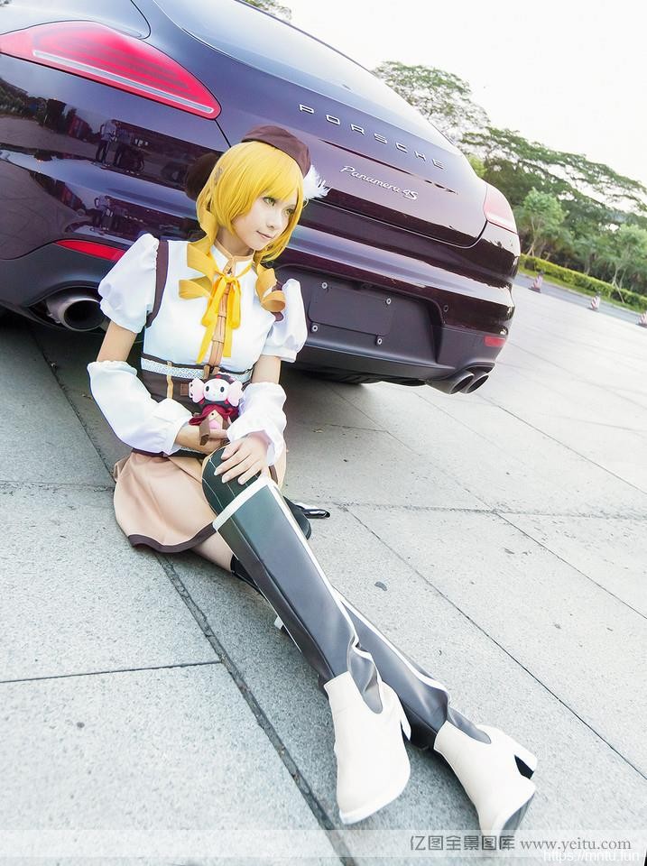 性感学姐巴麻美车展上的COS