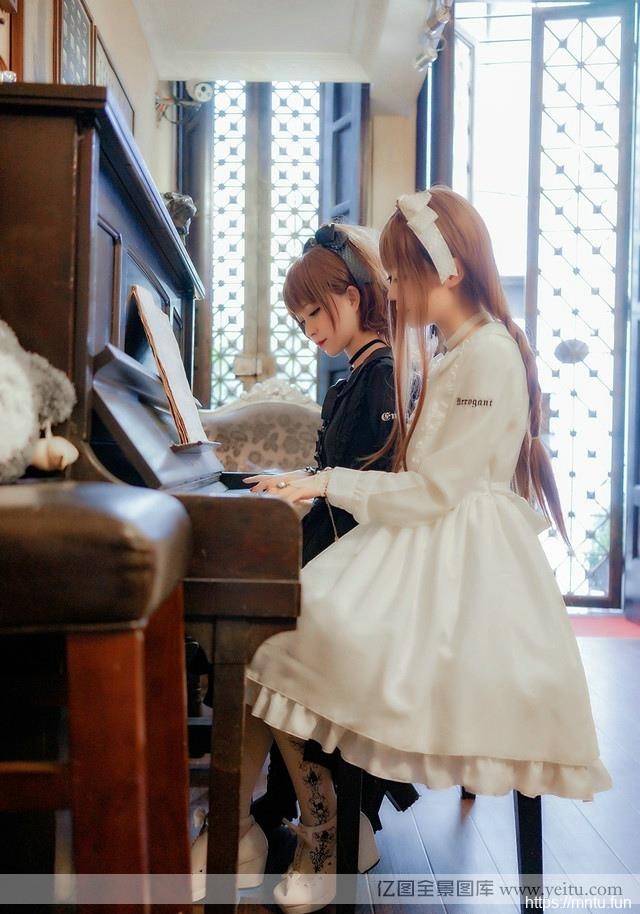 清纯美姐妹花的甜美古典cosplay