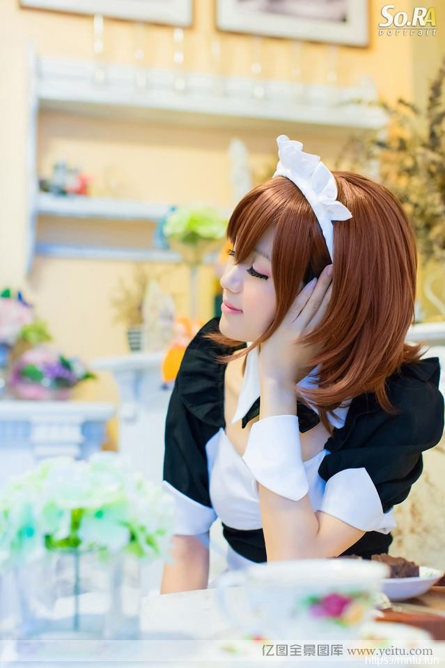 纯情小萝莉的性感女仆装cosplay