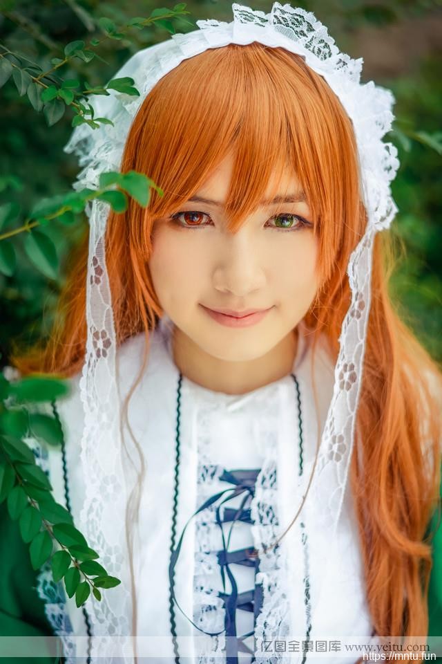 蔷薇花下的清纯少女女仆装cosplay