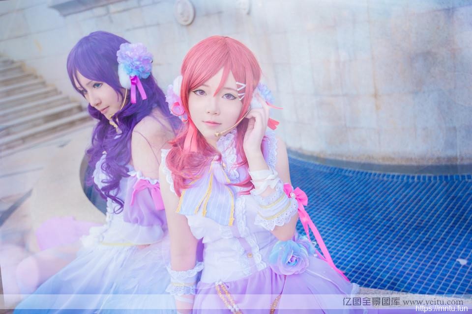 白色情人节上粉嫩姐妹花COSPLAY