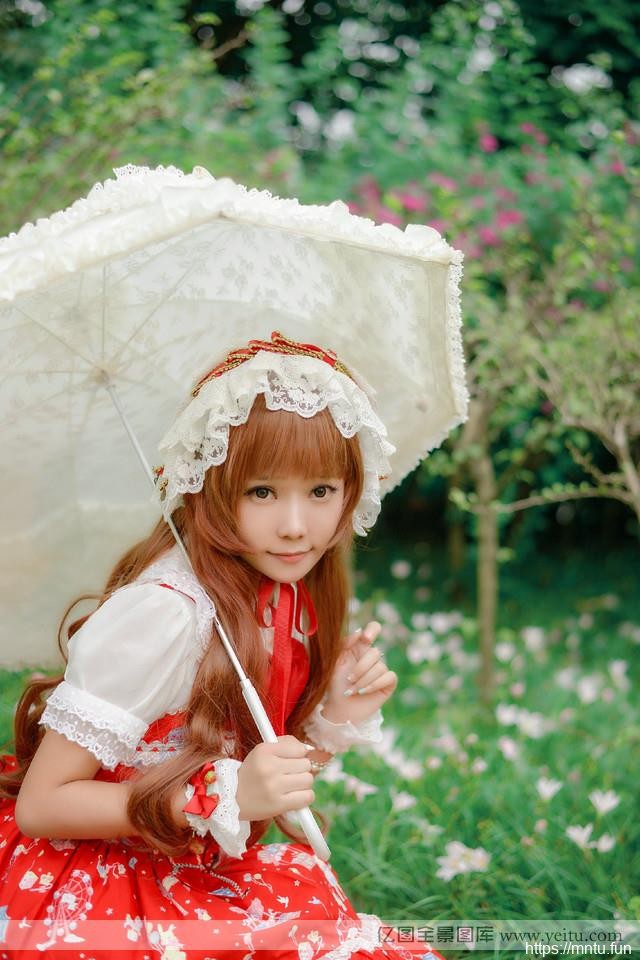 像洋娃娃小萝莉游乐场cosplay