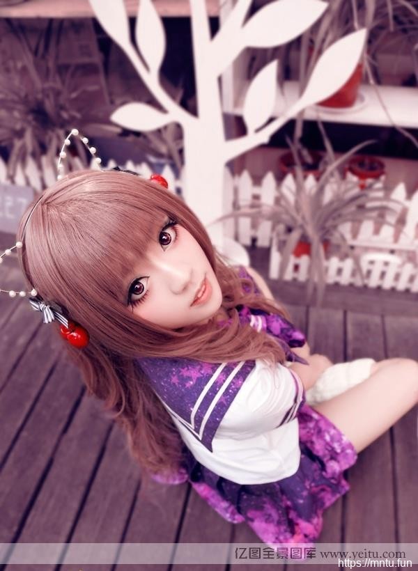 萌萌的大眼美少女cosplay写真