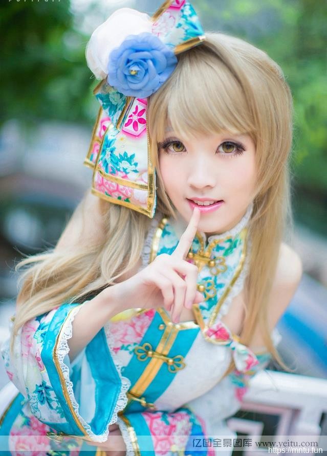 清纯萝莉室外街头cospllolita和cosplayay青春秀