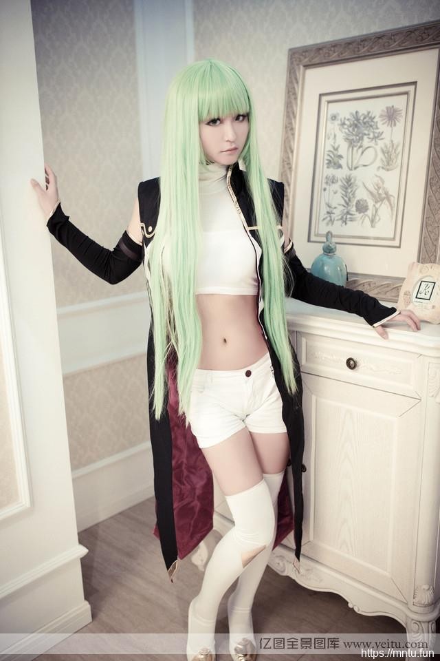 cosplay壁纸冷艳白皙美女室内cosplay