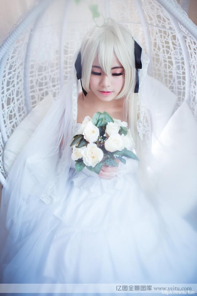 白皙女孩捧花纯动漫cosplay白cosplay唯美写真