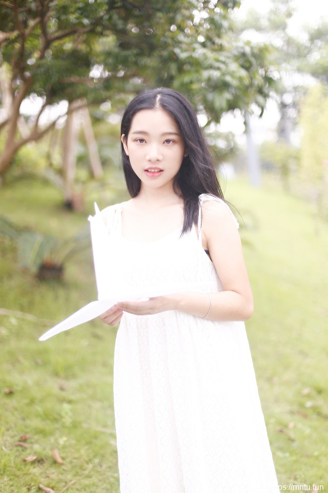 深林里的纸鹤女孩吊带白裙展水漾灵秀气质