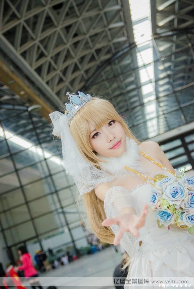 白皙大眼萌妹妹可假发cosplay爱cosplay