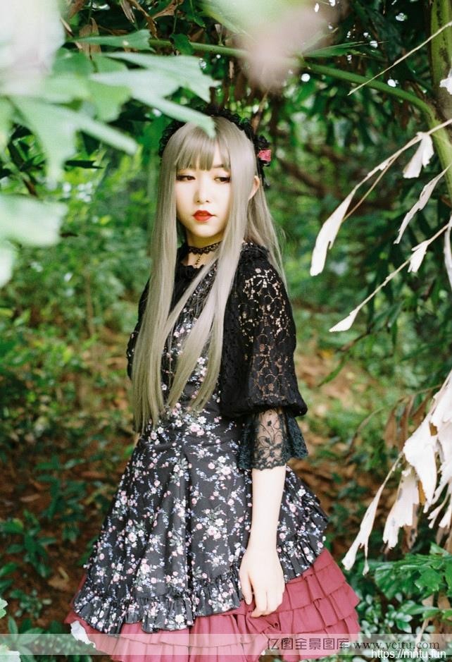 白皙少女野外清新cosplay工口cosplay红唇诱惑