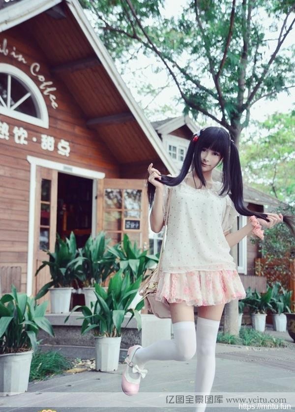 清纯妹子身穿白丝袜诱迷人coscosplay正片play