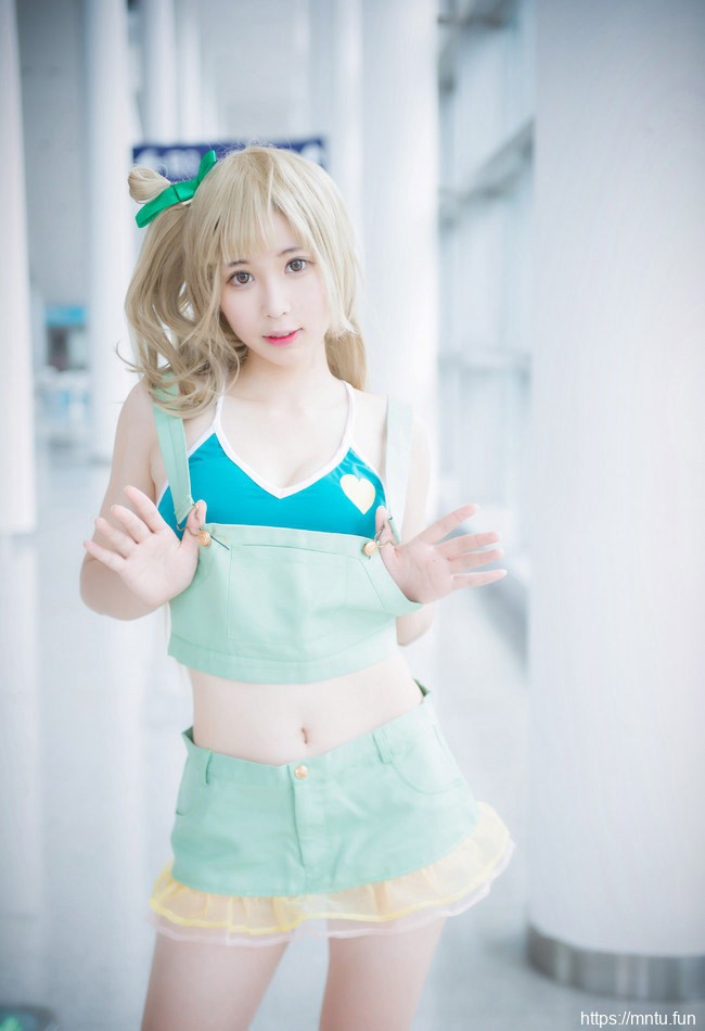 日本少女cosplay南小鸟酥胸美腿福利写真