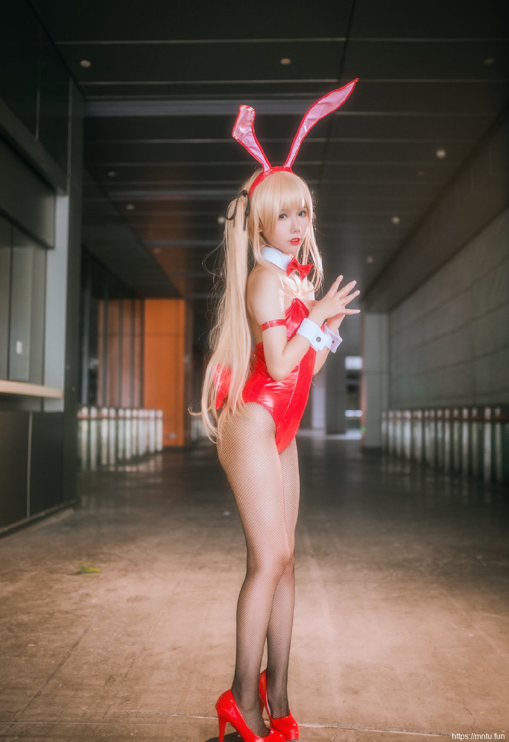 兔女郎美女裹胸黑丝长腿cos写真