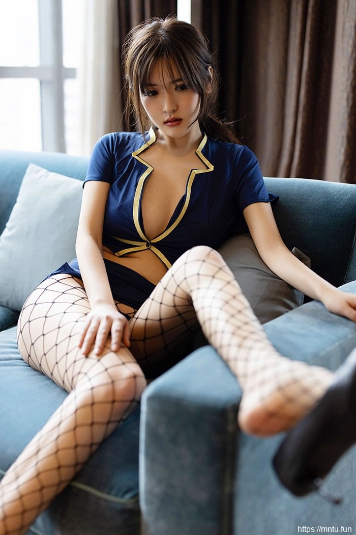 贴心效劳白露小猪黑丝网袜姿态妖娆