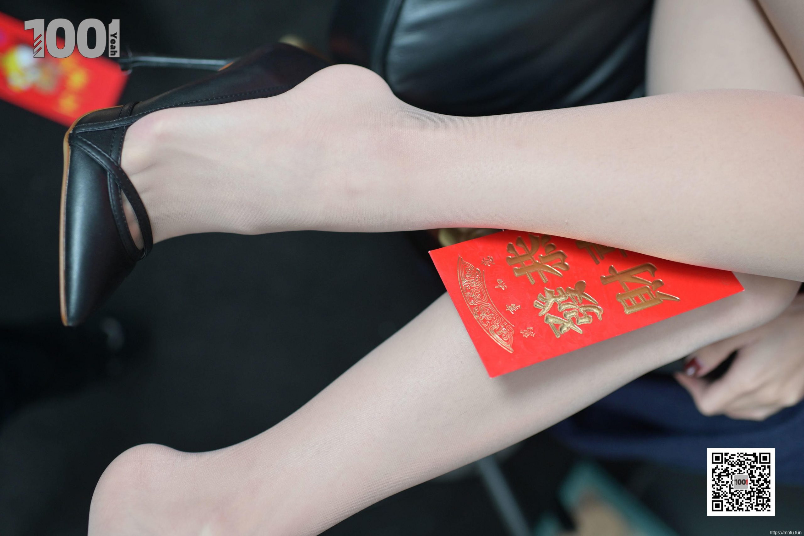 模特真真 《正月初一，拜大年。》 [IESS一千零一夜] 美腿丝足