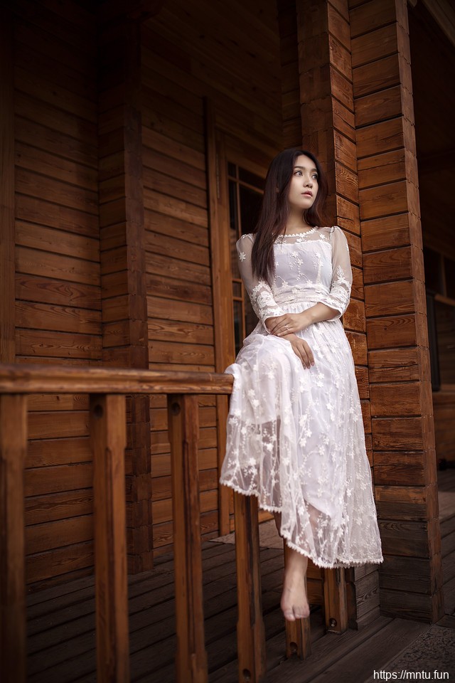 深山木屋美女头戴花环蕾丝裙清新仙气足