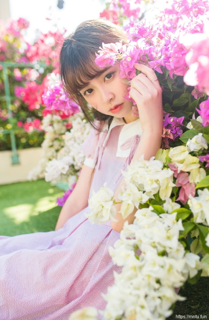 治愈系小萝莉粉嫩裙花园里的唯美清新写真