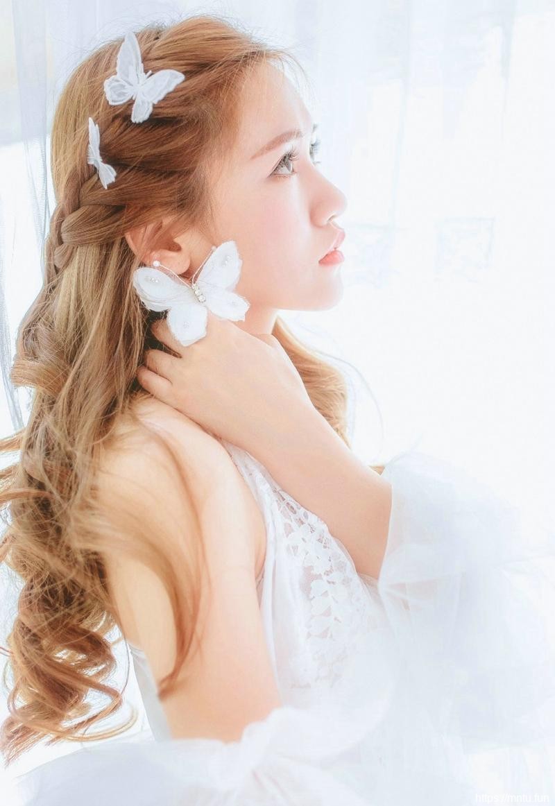 朦胧雪白的床上美女唯美私房粉嫩写真