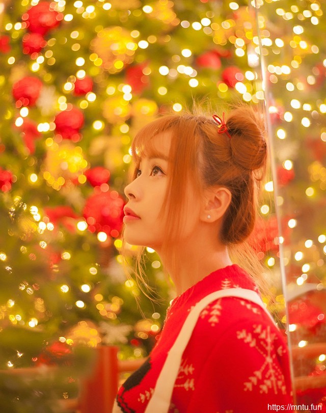 商场内的哪吒头少女背带裙可爱喜迎圣诞节