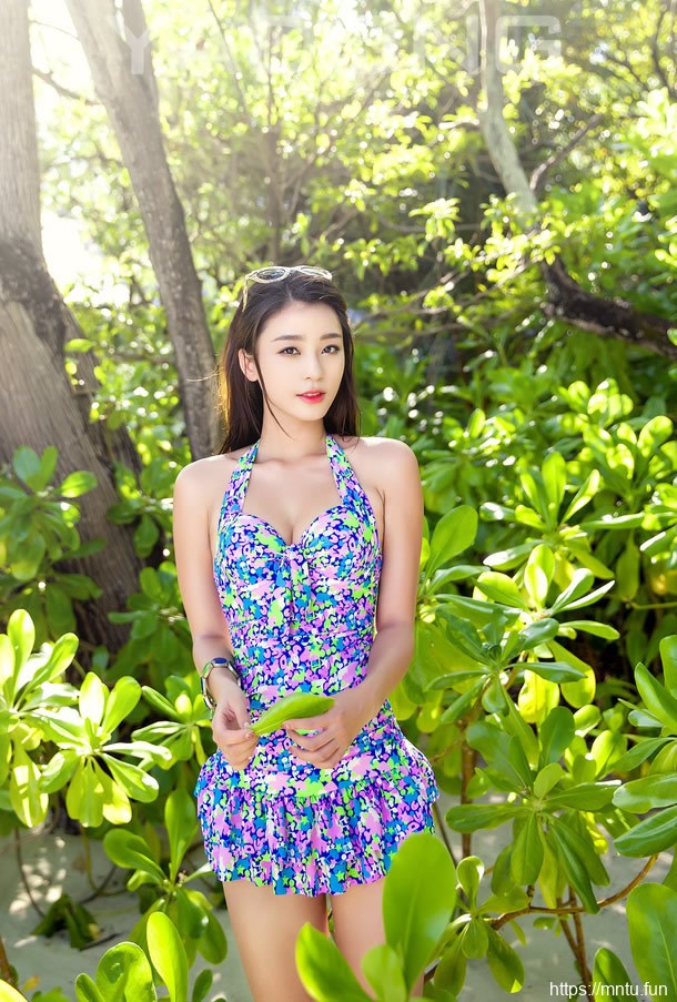 性感比基尼美女海滩上极品诱惑写真摄影图