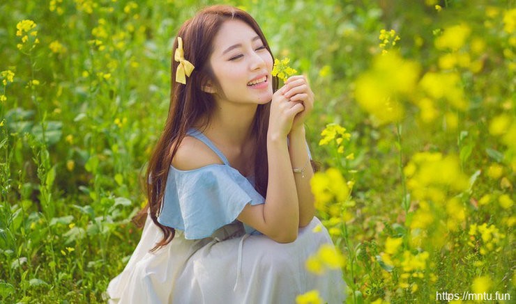 清纯氧气女孩春日油菜花田户外摄影