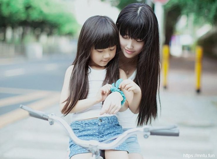 清纯邻家姐姐与萝莉玩耍温馨图片