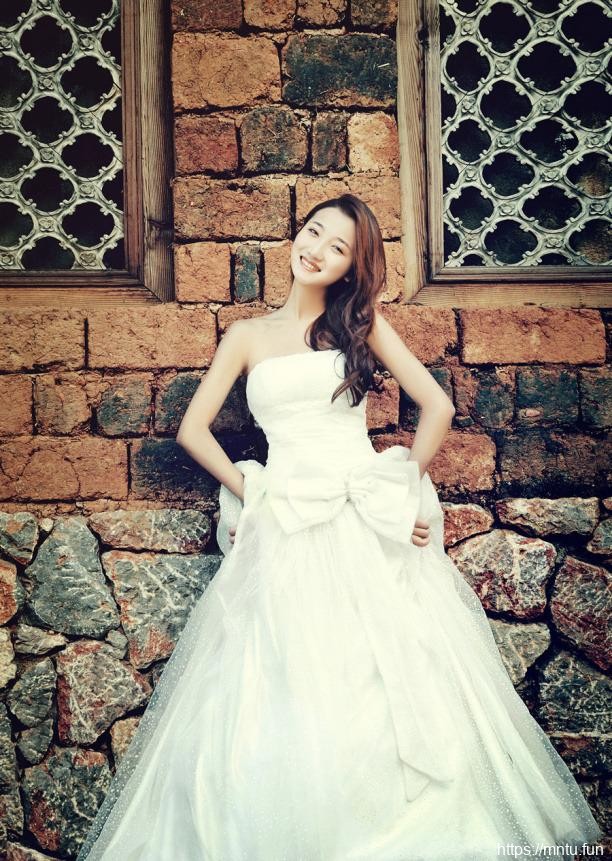 街拍气质清纯美女纯白婚纱唯美图片