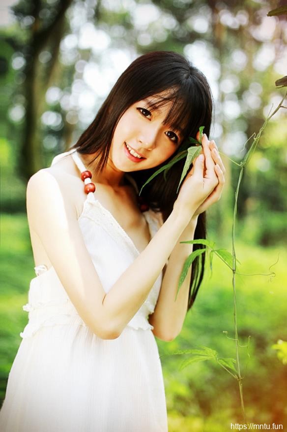 长发清纯少女森系白裙甜美艺术照