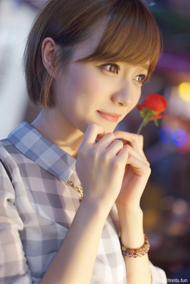 可爱清纯大眼女生撒娇卖萌街拍