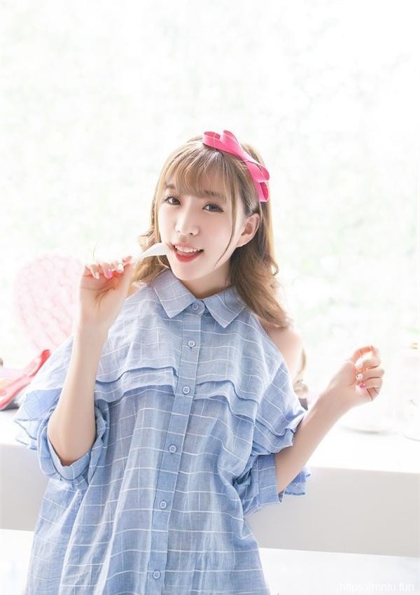 00后白皙美腿妹子清纯生活照