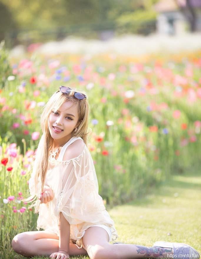 清纯笑容甜美模特艺术写真