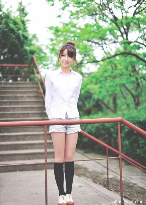 丸子头邻家清纯少女小清新外拍