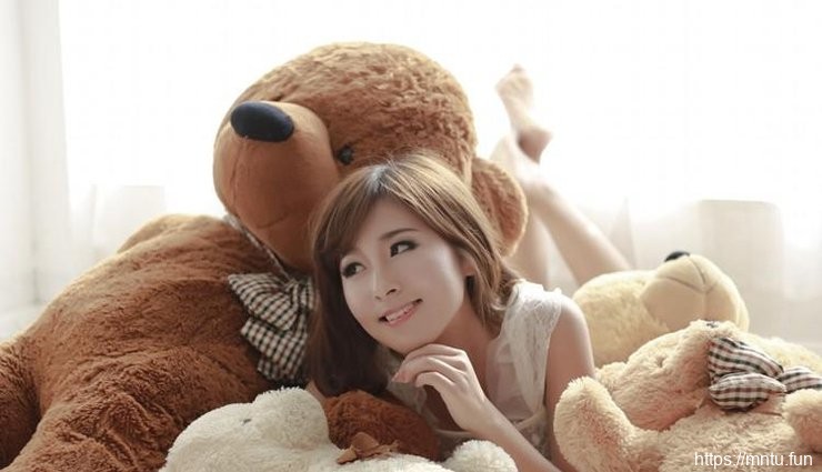 邻家清纯女孩蕾丝睡衣私房照