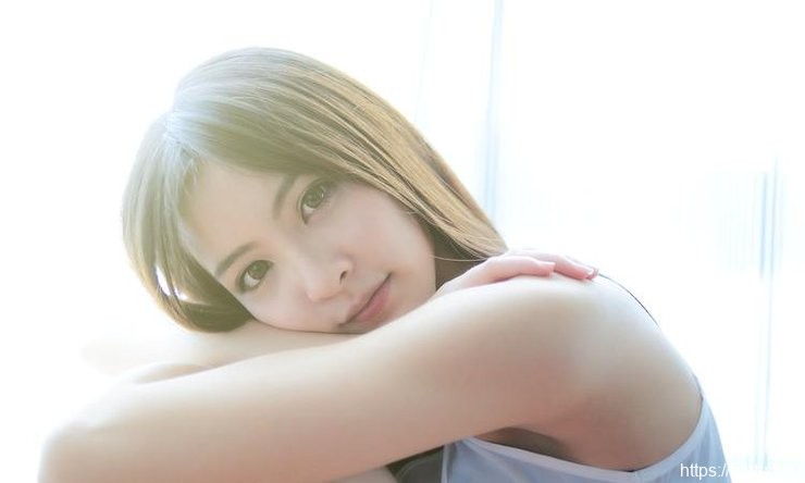 慵懒的邻家清纯少女晨起生活照