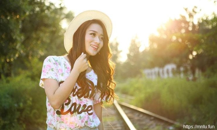 羞答答的清纯女生洋溢青春气息写真摄影