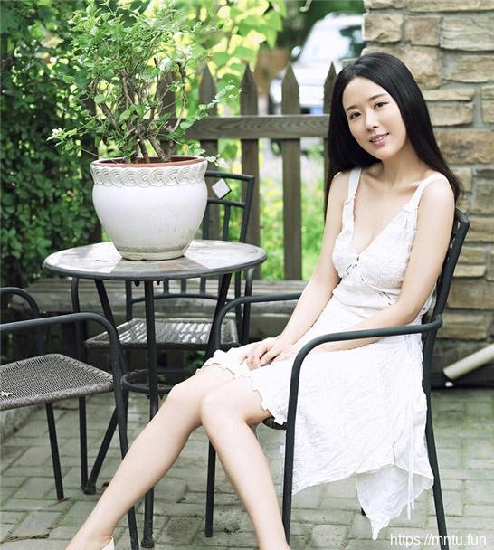 白嫩女神性感脱俗诱惑写真摄影