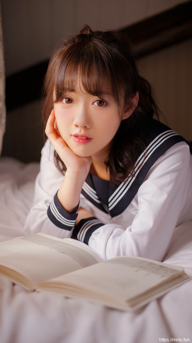 学生装清纯少女私房照水嫩肌肤吸睛