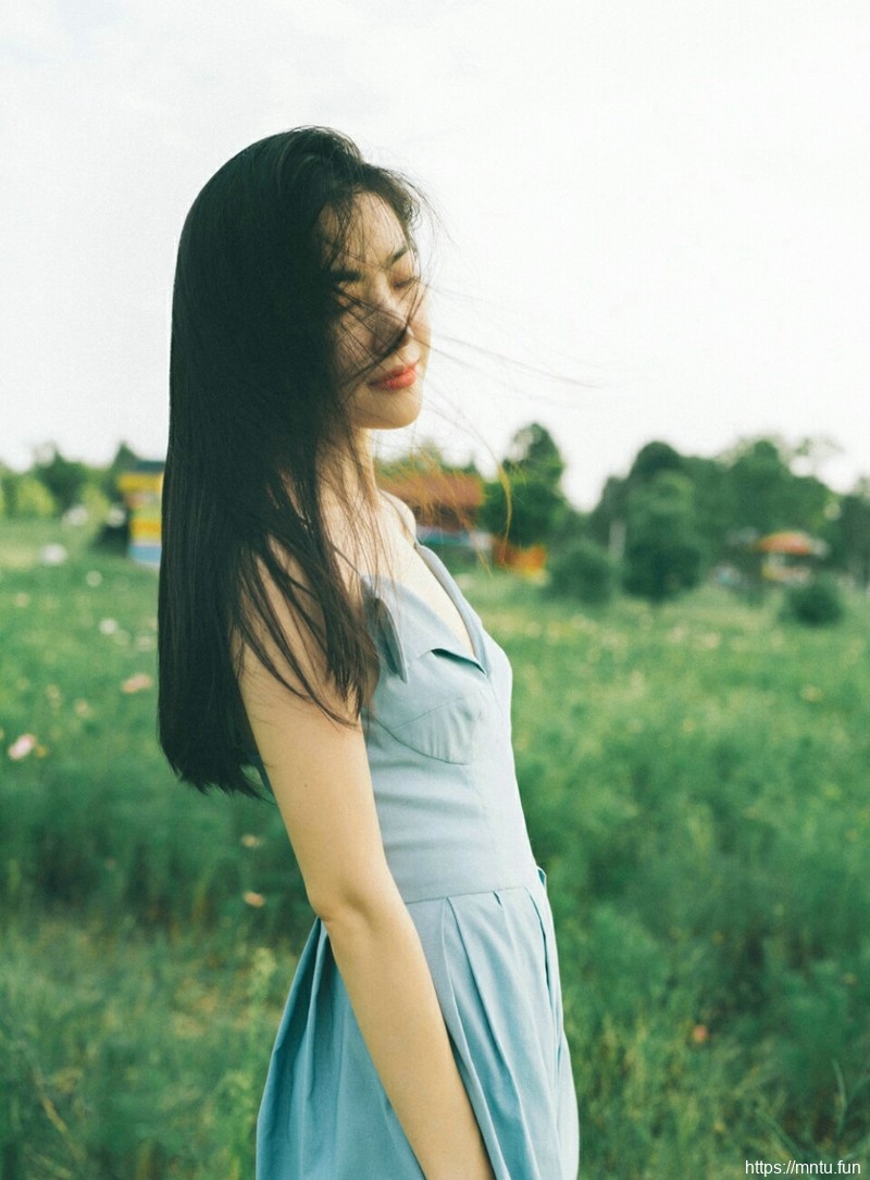 空阔原野中的气质美女长发飘飘