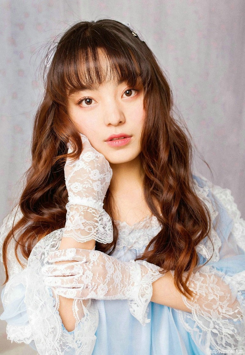 卷发清纯美女安静柔美私房写真