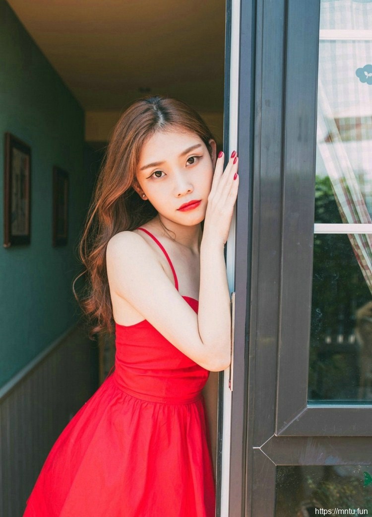 吊带红色连衣裙美女如花瓣娇艳写真